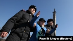 Алматыда полиция қызметкерлері митинг орнында наразы тұрғынды ұстап бара жатыр. 1 наурыз 2020 жыл.