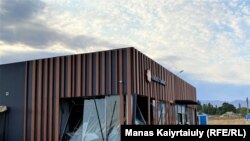 Әскери қоймадағы жарылыс дүмпуінен қираған кафе. Жамбыл облысы Байзақ ауданы Сарыкемер ауылы. 27 тамыз 2021 жыл.