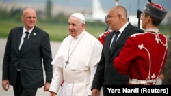 Папата Франциск денеска допатува во Софија.