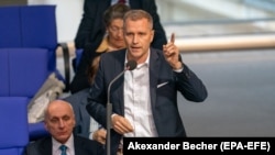 პეტრ ბისტრონი, გერმანიის ულტრამემარჯვენე პარტიის, AfD-ის წარმომადგენელი დეპუტატი ამბობს, რომ "არასოდეს... მიუღია თანხები ან კრიპტოვალუტა [„ევროპის ხმის“] წარმომადგენლისგან".
