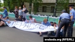 Міліцыянты разганяюць пікет у Горках