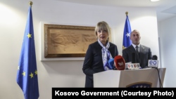 Helga Shmid dhe Ramush Haradinaj në konferencën e përbashkët për media 