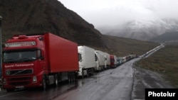 Բեռնատարների հերթ ռուս - վրացական սահմանի Վերին Լարսի անցակետի մոտ, արխիվ