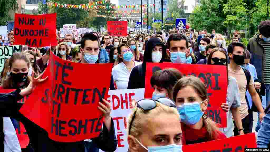 Dhjetëra qytetarë kanë protestuar në Prishtinë për të kërkuar drejtësi për vrasjen e 18-vjeçares nga Ferizaj M.O. 