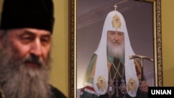 Голова УПЦ (Московського патріархату) митрополит Онуфрій (Березовський) у своїй резиденції в Києво-Печерській лаврі. А на стіні – портрет Московського патріарха Кирила. Київ, 4 січня 2017 року