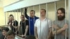 Орус камагында отурган украин деңиз аскерлери.
