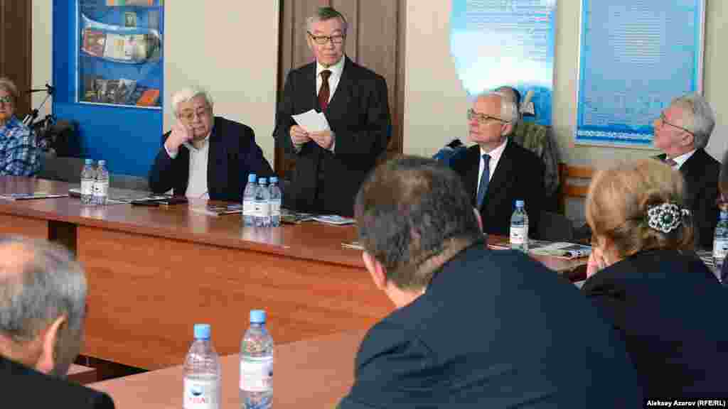 Поляктардың Қазақстанға жаппай депортацияланғанына 80 жыл толуына арналған ғылыми-теориялық конференция. Абай атындағы Қазақ ұлттық педагогикалық университетінің профессоры Сұлтан Орашев «Қазақстандағы поляктар: 19-ғасырдан бері бірге» тақырыбында баяндама жасады. Бұған дейін ғалым Қазақстанда тұрған поляктар туралы бірнеше мақала жариялаған. Мысалы, орыс армиясының (патша кезіндегі) офицері Иван Ягелло туралы жазған. Алматы, 5 қараша 2016 жыл.