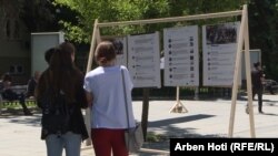 Qytetarët duke vizituar ekspozitën e organizuar nga LGBTI