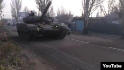 Танк у Донецьку на вулиці Купріна, скріншот з відео на YouTube, поширеного 8 листопада 2014 року