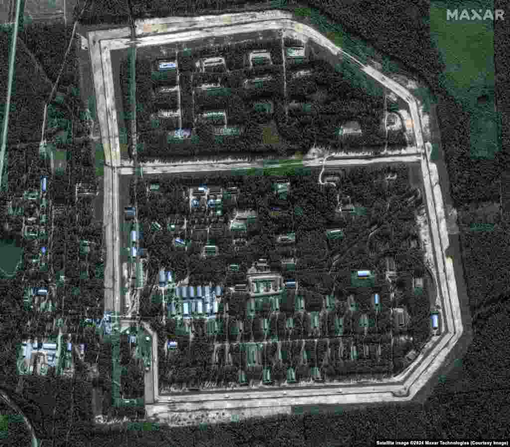 ДО (фото ліворуч): Об'єкт в Октябрському, 18 вересня. За кілька годин після того, як було зроблено це фото, десятки, ймовірно, українських крилатих ракет влучили у це місце. Очевидці повідомили, що під час ударів почули характерний гуркіт турбореактивних двигунів, що підтверджує теорію використання українських крилатих ракет «Паляниця». ПІСЛЯ: На цьому фото від 22 вересня тліє база «Октябрський», яка, судячи зі знімка, значною мірою зруйнована