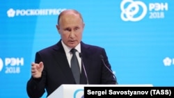 Путин "Ресейдің энергетика аптасы" халықаралық форумында сөз сөйлеп тұр. 3 қазан 2018 жыл.