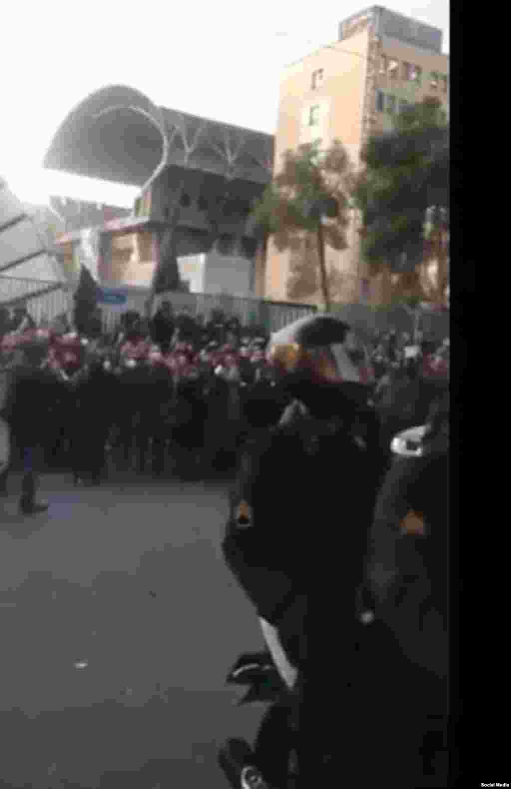 Interventna policija ispred Amir Kabir univerziteta u Teheranu, 11. januara.&nbsp; &nbsp;