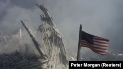 Amerikai zászló a terrortámadásban megsemmisült Világkereskedelmi Központ romjain, New Yorkban 2001. szeptember 11-én