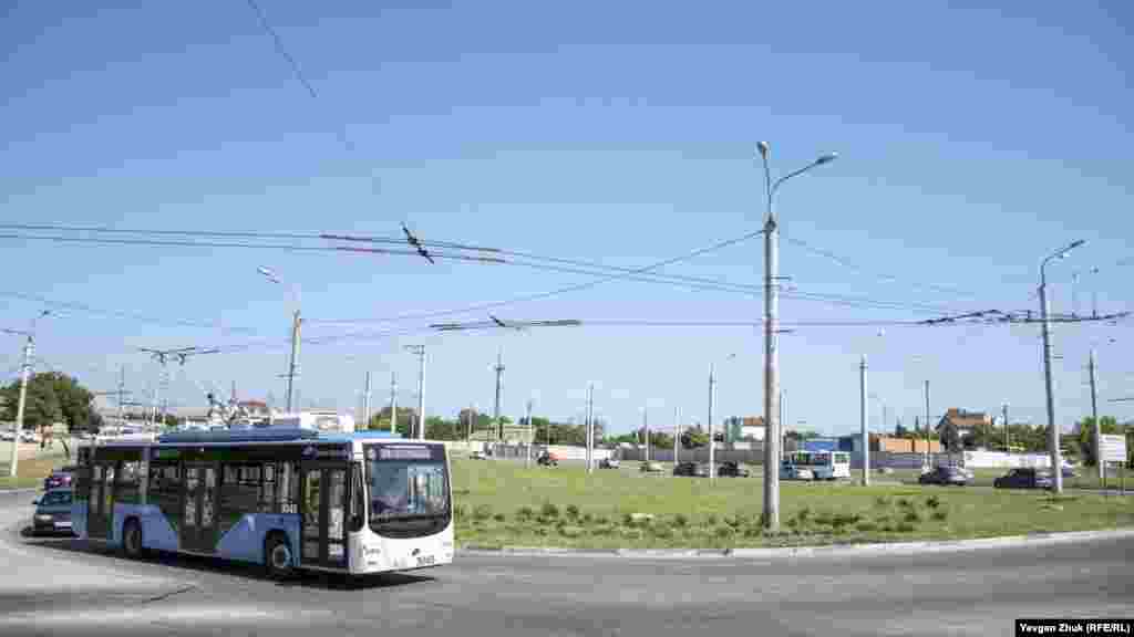 Розв'язка «Огірок» – транспортне кільце з п'ятьма виїздами. Свою назву в народі вона отримала через довгасту форму