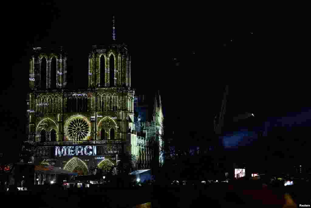 Fjala "faleminderit" e ndriçuar në fasadën e katedralen Notre Dame në nisjen e ceremonisë së rihapjes të ndërtesës. 