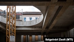 A budapesti Szent Angéla Ferences Általános Iskola és Gimnázium a bokrétaünnepségük napján, felújítás közben, 2021. május 25-én