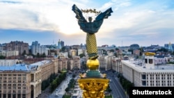 Головпоштамт (ліворуч) готові продати у 2020-2021 роках