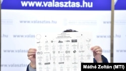 Pálffy Ilona, a Nemzeti Választási Iroda (NVI) akkori vezetője szavazólapot mutat fel 2018. március 19-én (képünk illusztráció)