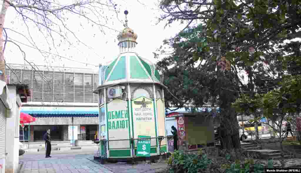 Обменные пункты в Крыму не работают. Валюту меняют только в банках. 