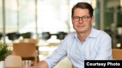 Hans-Gustaf Ljunggren, profesor në Institutin Karolinksa në Stockholm.