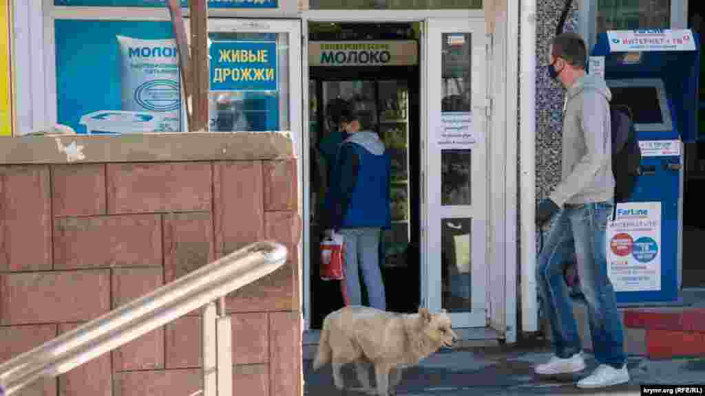 Режим для покупців сімферопольських магазинів залишився без змін: вхід тільки в масці і не більше двох осіб одночасно