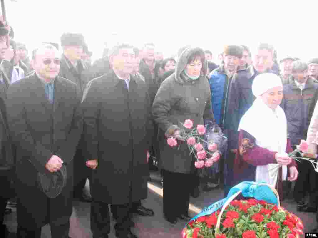 Оппозиция жетекшілері Желтоқсан рухына тағзым етіп, Тәуелсіздік ескерткішіне гүл қойды. Алматы, 17 желт. 2008 жыл - Лидеры оппозиции возлагают цветы к Монументу Независимости в день годовщины Декабрьских событий 1986 года. Алматы, 17 декабря 2008 года.