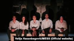 Detalj iz predstave Novo doba, prema tekstu Vuka Boškovića i u režiji Dine Mustafića, Produkcija Bitef teatar i koprodukcija Udruženje Art Hub iz Sarajeva. (MESS festival) Regionalnu glumačku postavu čine: Mirjana Karanović, Boris Isaković, Ermin Bravo, Snežana Bogićević i Slaven Došlo