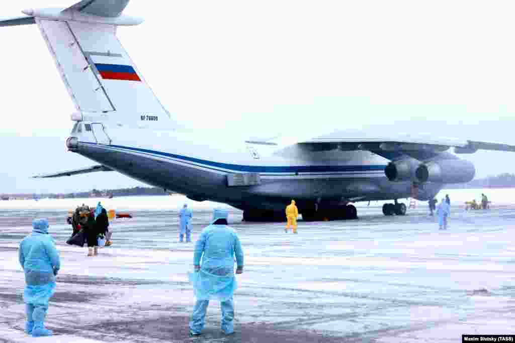 Дәрігерлер Түмен әуежайында Қытайдан келген Ресей азаматтарын күтіп тұр. 