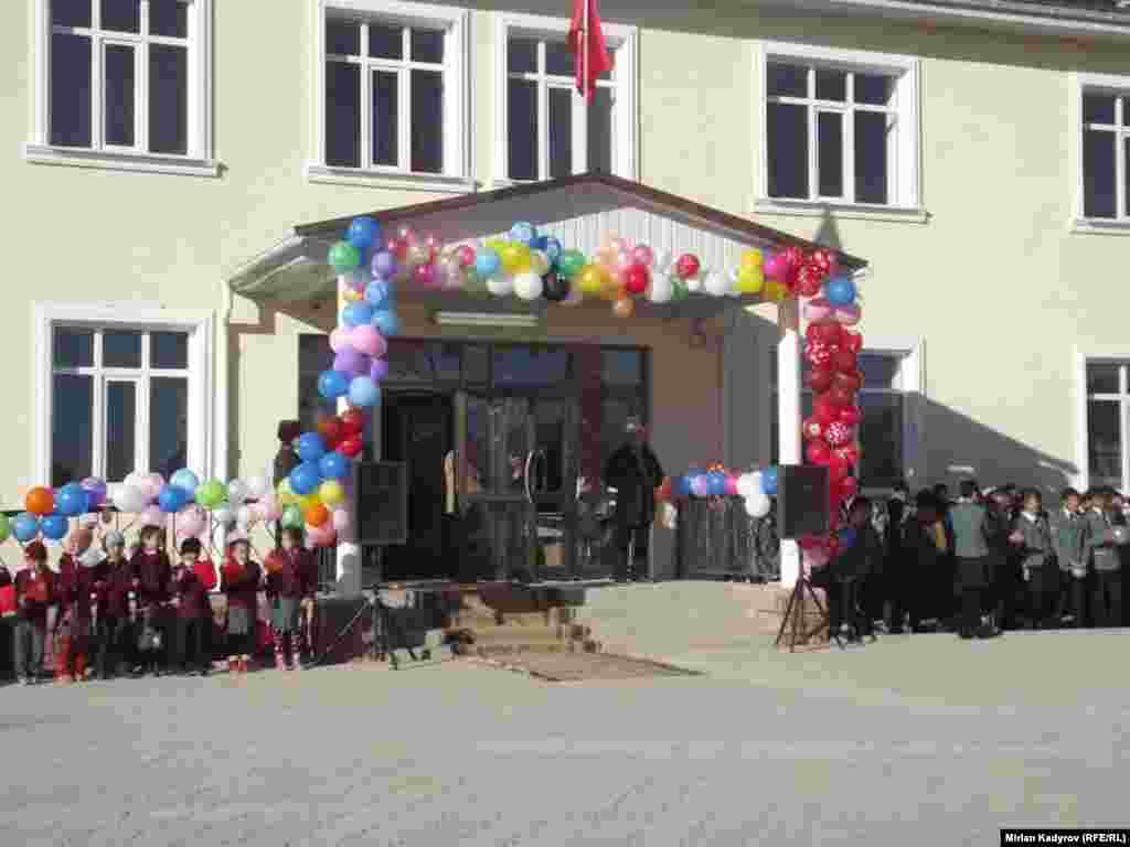 2007-жылкы катуу жер титирөөдө жабыркаган мектепти кайра курууга 47 млн. сом бөлүнүп, бирок ал курулуш сапатсыз болуп, жыл айланбай керектен чыккан. 