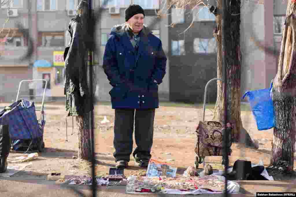 84 жастағы Александр Михайловичтің зейнетақысы - 46 мың теңге. Ол жоқшылық кесірінен өмір-бақи жинаған төсбелгілерін 150 теңгеден сатып тұр. "Кейде апталап тұрып ештеңе сата алмайсың. Бүгін 700 теңге таптым. Енді біраздан соң үйге қайтамын" дейді ол кісі.