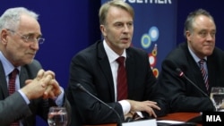 Новиот известувач за Македонија во Европскиот парламент Иво Вајгл, амбасадорот на ЕУ во Македонија Аиво Орав и досегашниот известувач за Македонија во Европскиот парламент Ричард Ховит на прес-конференција во Скопје.