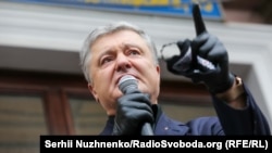 У пресслужбі ДБР Радіо Свобода повідомили, що допит відбуватиметься у справі, за якою, як вважає слідство, він у 2018 році він нібито «схилив» голову Служби зовнішньої розвідки до перевищення службових повноважень