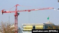 Prezident Berdimuhamedow 2010-njy ýylda eden çykyşynda ýakyn iki ýylda 23 milliard 600 million çemesi amerikan dollarynyň gurluşyklara harçlanjakdygyny yglan etdi.