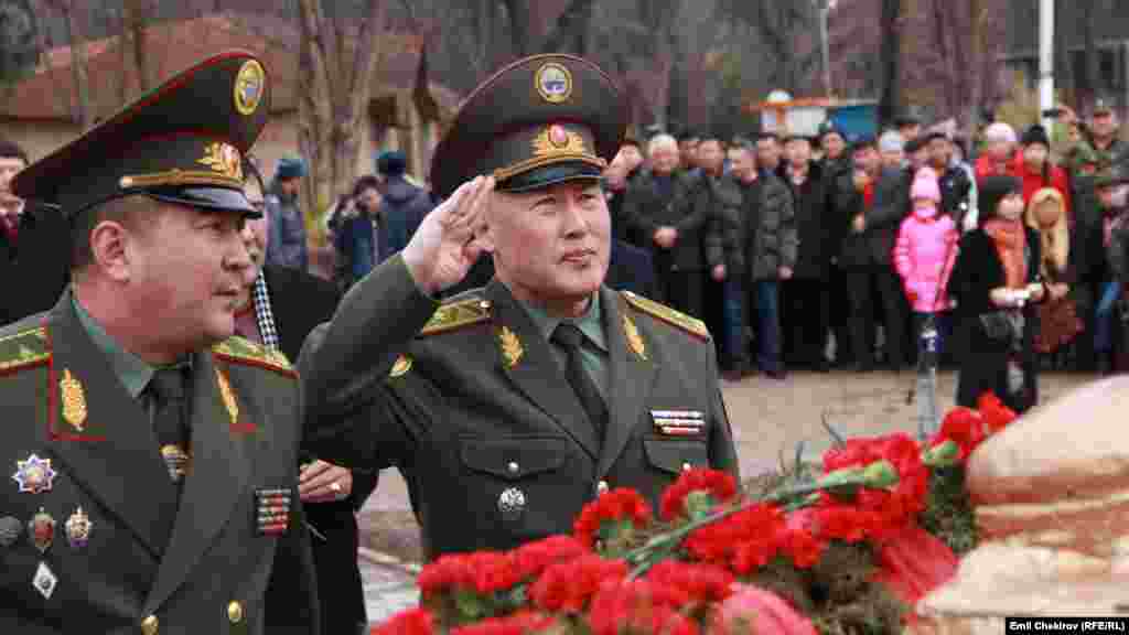 Куралдуу күчтөрдүн Башкы штабынын жетекчиси Асанбек Алымкожоев (оңдо). 
