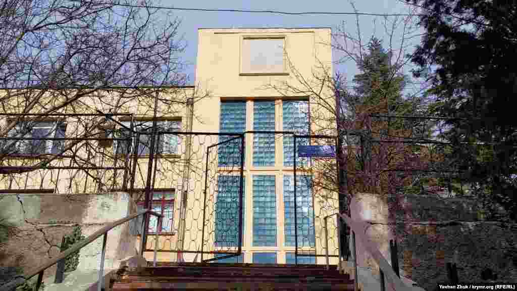 Будинок номер 3 на вулиці 7 Листопада був побудований у 1932 році для військово-морського водолазного технікуму ЕПРОН на території колишнього військового шпиталю. Стиль будівлі – радянський конструктивізм. Ліве крило – двоповерхове, праве – триповерхове. Широкі, так звані «лежачі» вікна, засклені сходові клітки