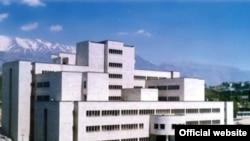 نمایی از ساختمان دانشگاه علوم پزشکی ایران در غرب تهران