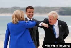 Premierul britanic Boris Johnson îi salută pe președintele francez Emmanuel Macron și prima doamnă a Franței, Brigitte Macron