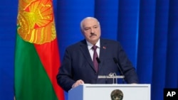 За даними ЗМІ, увечері 13 травня кортеж Олександра Лукашенка приїхав до клінічного медичного центру. Але через дві години повернувся назад. Фото архівне 
