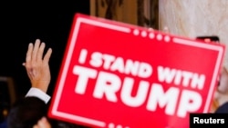 Legile americane nu-l scot pe Trump din cursa electorală, oricum ar merge procesele, iar suporterii lui par să-l iubească mai mult, pe măsură ce se înglodează mai mult în ele.