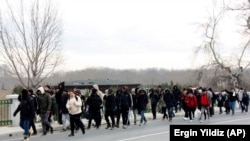 Мигранти во Турција, во близина на границата со Грција