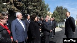 Президент Ильхам Алиев на встрече с жителями одного из районов, 2012