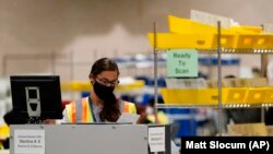 Szavazatszámlálás Pennsylvania államban 2020. november 3-án.
