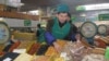 Таджикский мигрант продает сухофрукты на рынке. Алматы, 12 апреля 2008 года.