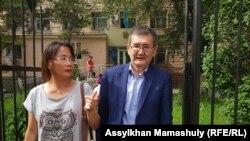 Ерлан Қалиев (оң жақта) Алмалы аудандық сотынан шығып келеді. 21 мамыр 2019 жыл.