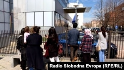 Rudele profesorilor arestați, așteptându-l pe primul ministru Ramush Haradinaj