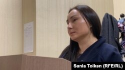 Нұр-Сұлтандағы наразылық кезінде ұсталған Бибігүл Тұяқова сот залында тұр. 2 мамыр 2019 жыл.
