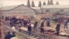 1983: Munca patriotică a tinerilor brigadieri într-un depozit din Târgu Jiu. Sursa: comunismulinromania.ro (MNIR)
