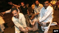 انفجار بمبی در روز شنبه ۲۸ مهر ماه، در يک بازار در شهر داربوگتی، در استان بلوچستان پاکستان، منجر به کشته شدن دستکم هفت نفر شد.