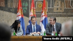 Marko Gjuriq, shef i Zyrës për Kosovën në Qeverinë e Serbisë(në mes) dhe presidenti i Serbisë, Aleksandar Vuçiq(djathtas). 