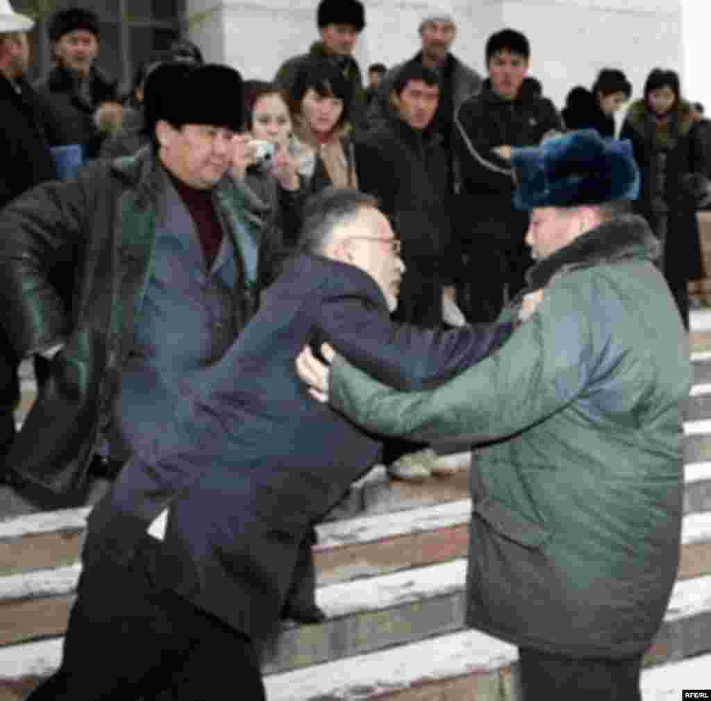 Правоохранительными органами Кыргызстана задержаны организаторы акции по сожжению государственных флагов США и Израиля Нурлан Мотуев и Турсунбай Бакир уулу.